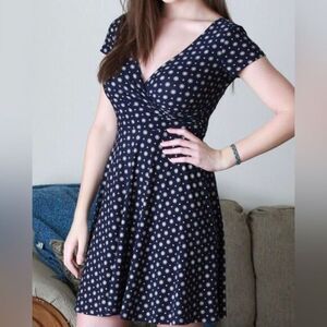 Kaileigh Short Sleeve Blue Abstract Print Flowy V-Neck Faux Wrap Dress. Small.